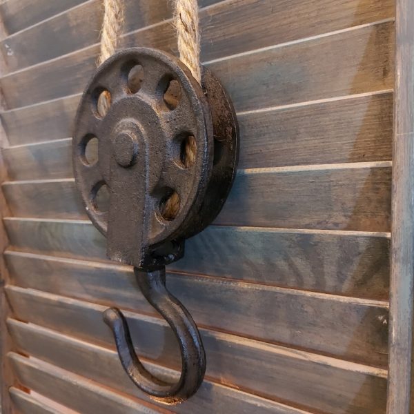 Decoratieve katrol ven metaal aan een jute
