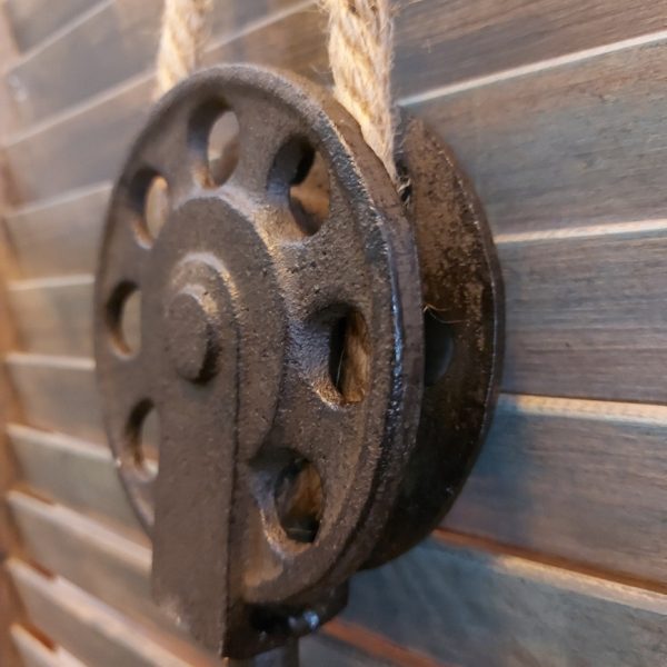 Decoratieve katrol ven metaal aan een jute