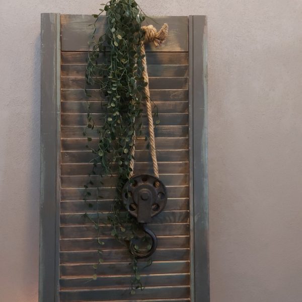 Decoratieve katrol ven metaal aan een jute