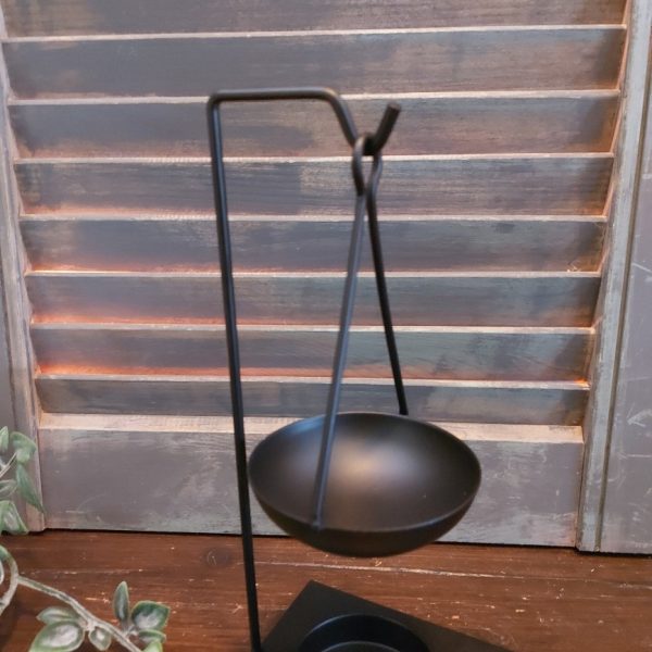 Brander voor amberblokjes en wax, van zwart metaal.