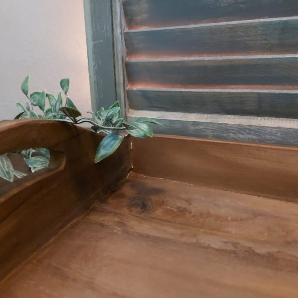 Plateau van hout in een warme donker bruine kleur.