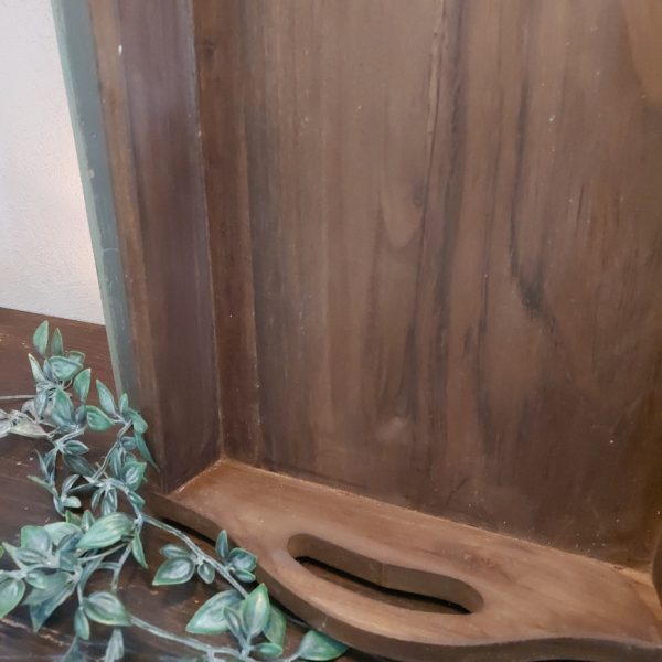 Plateau van hout in een warme donker bruine kleur.