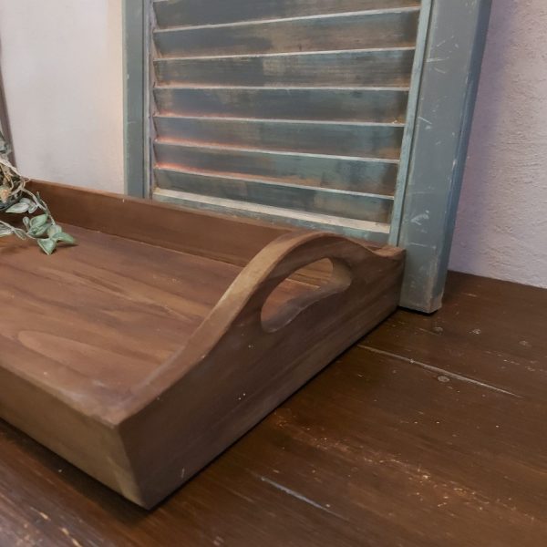 Plateau van hout in een warme donker bruine kleur.
