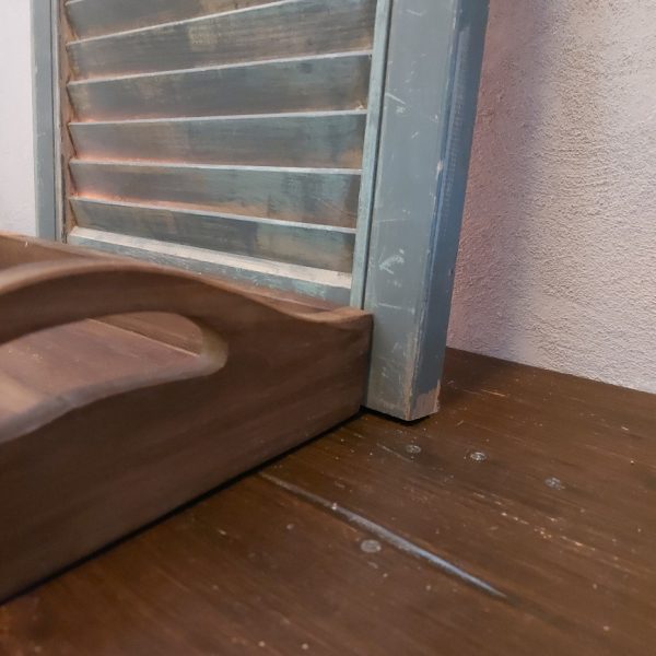 Plateau van hout in een warme donker bruine kleur.