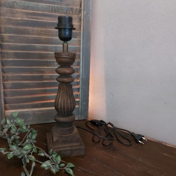 Houten baluster lampvoet in een donker bruine kleur.