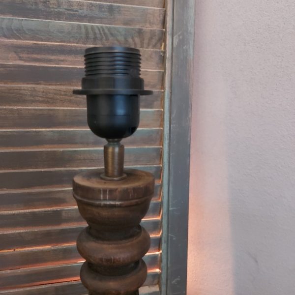 Houten baluster lampvoet in een donker bruine kleur.