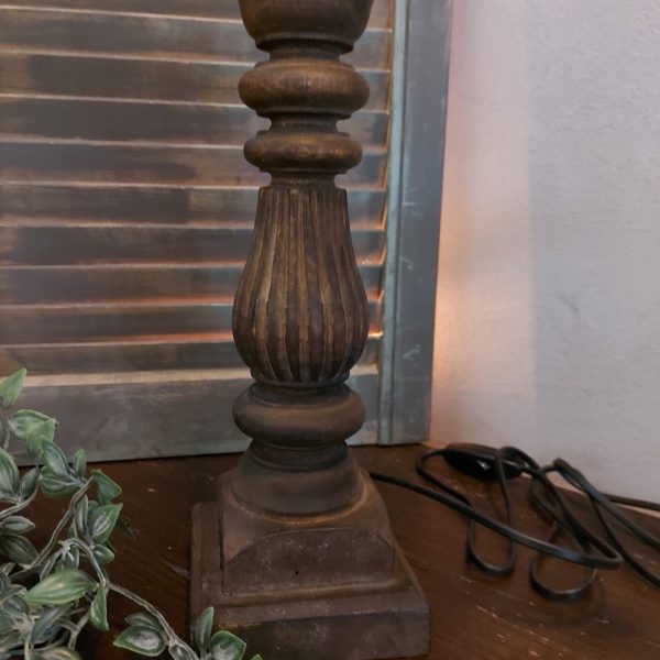 Houten baluster lampvoet in een donker bruine kleur.