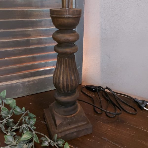 Houten baluster lampvoet in een donker bruine kleur.