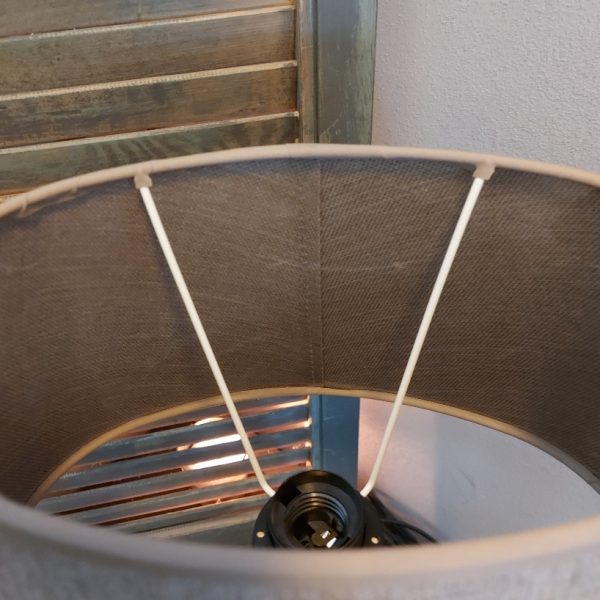 Linnen lampenkap in een taps toelopend ovaal model.