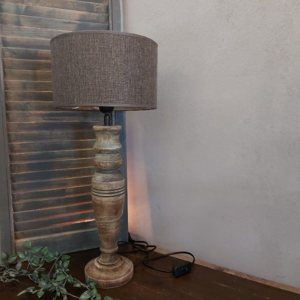 Houten baluster lampvoet in een donker bruine kleur.