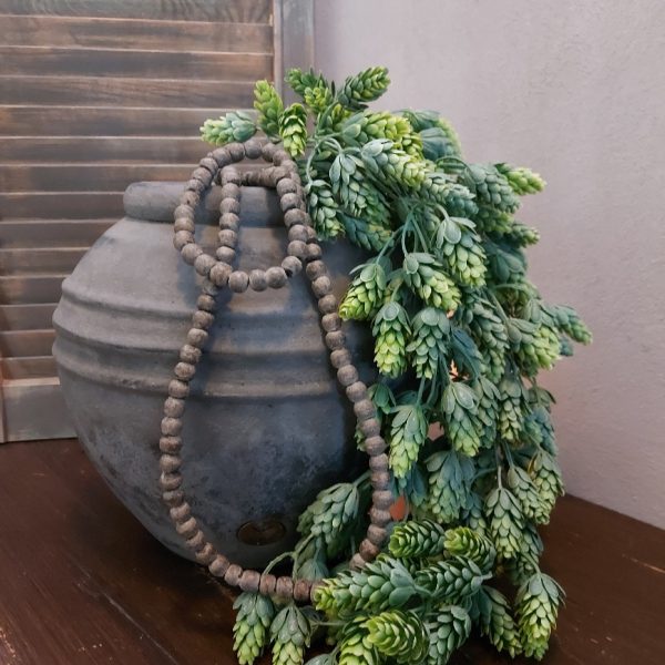 Decoratieve ketting van houten kralen.