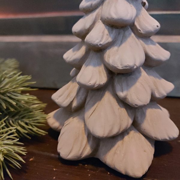 Kerstboom van aardewerk in een zachte taupe kleur van het merk Brynxz uit de serie Majestic Taupe.