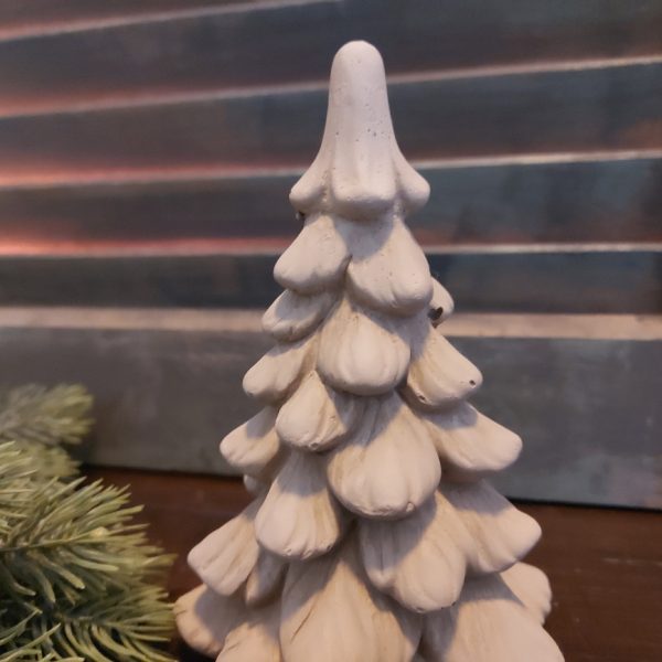 Kerstboom van aardewerk in een zachte taupe kleur van het merk Brynxz uit de serie Majestic Taupe.