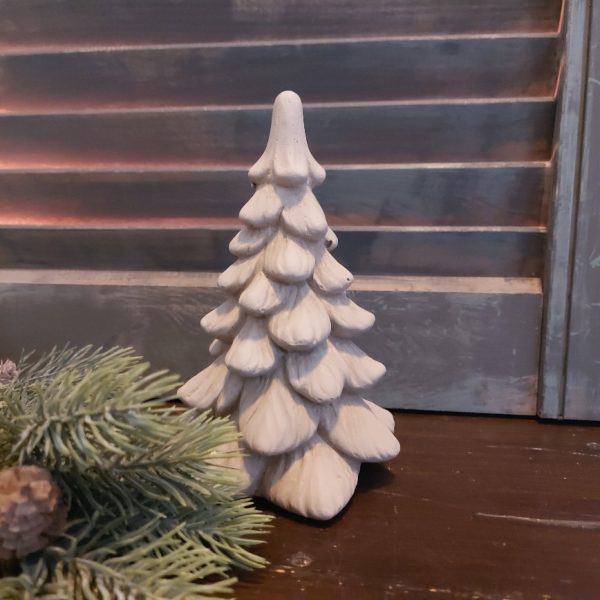 Kerstboom van aardewerk in een zachte taupe kleur van het merk Brynxz uit de serie Majestic Taupe.