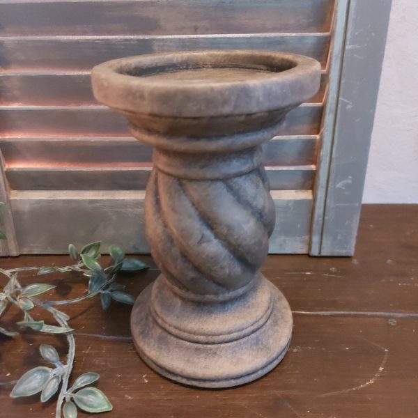 Kandelaar van aardewerk in een warm bruine kleur voor een kaars van 10 cm, uit de serie Majestic Brown van het merk Brynxz.