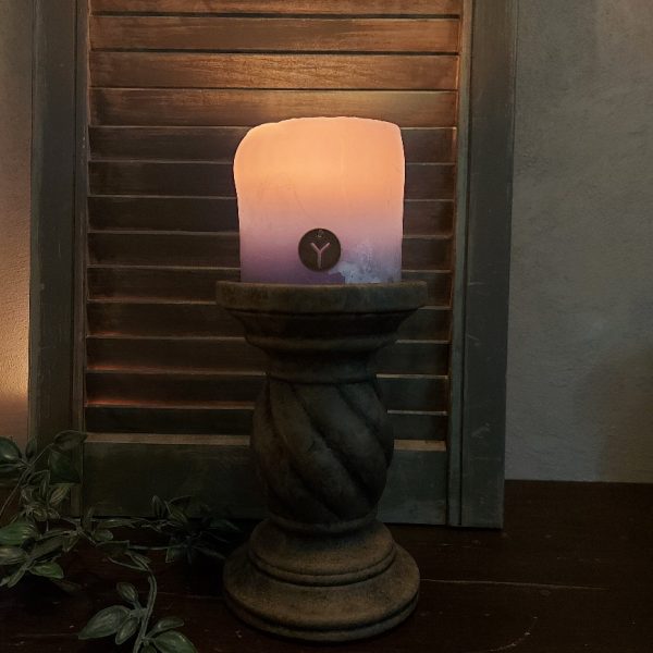 Kandelaar van aardewerk in een warm bruine kleur voor een kaars van 10 cm, uit de serie Majestic Brown van het merk Brynxz.