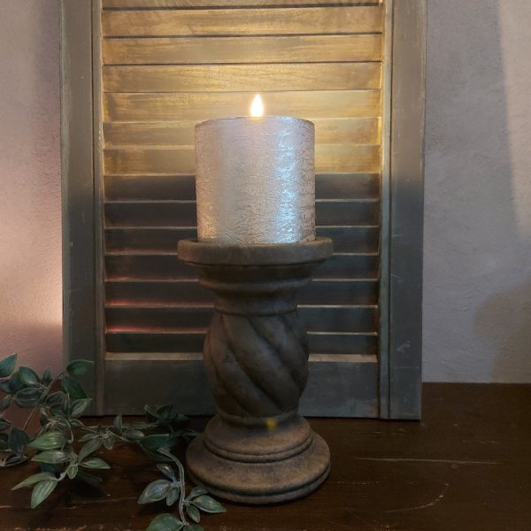 Kandelaar van aardewerk in een warm bruine kleur voor een kaars van 10 cm, uit de serie Majestic Brown van het merk Brynxz.
