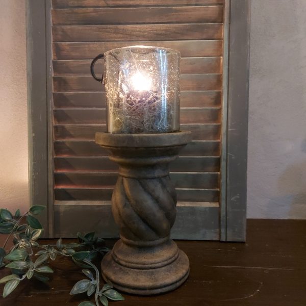 Kandelaar van aardewerk in een warm bruine kleur voor een kaars van 10 cm, uit de serie Majestic Brown van het merk Brynxz.