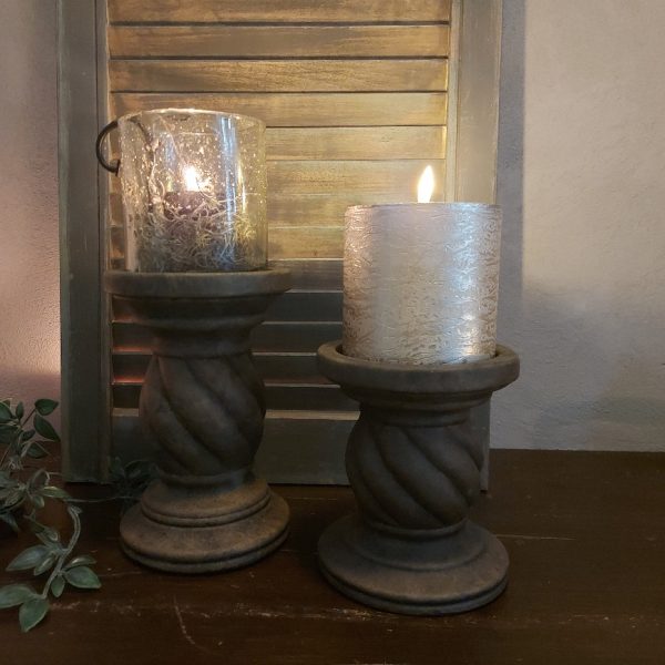 Kandelaar van aardewerk in een warm bruine kleur voor een kaars van 10 cm, uit de serie Majestic Brown van het merk Brynxz.
