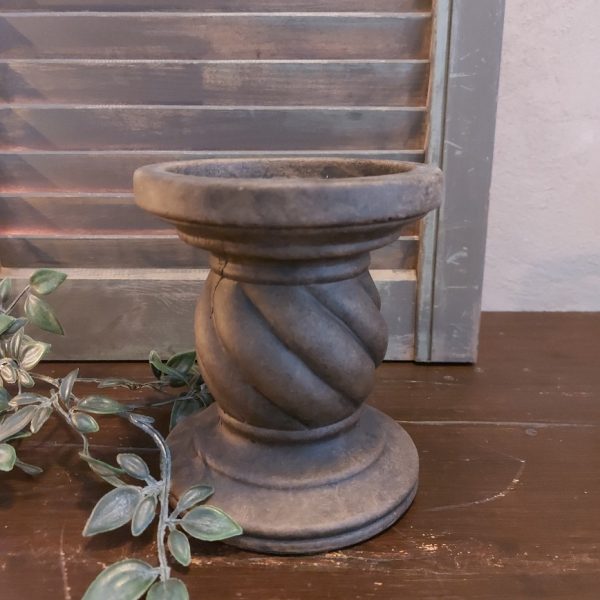 Kandelaar van aardewerk in een warm bruine kleur voor een kaars van 10 cm, uit de serie Majestic Brown van het merk Brynxz.