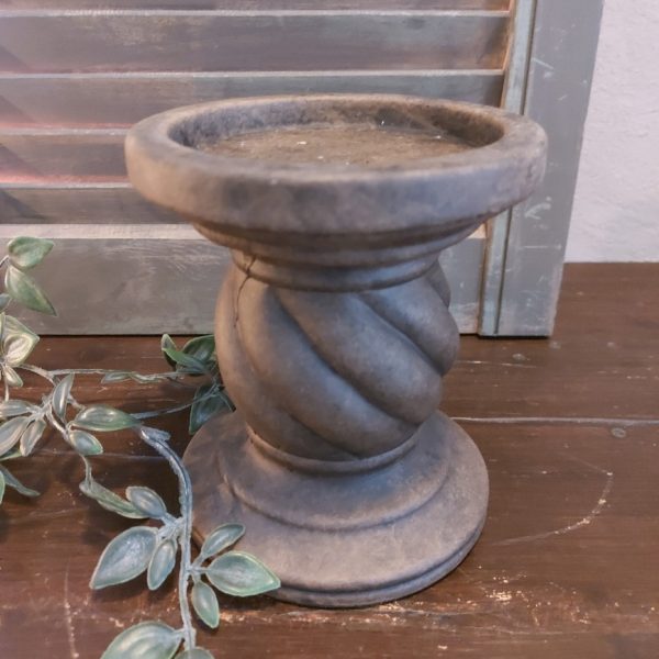 Kandelaar van aardewerk in een warm bruine kleur voor een kaars van 10 cm, uit de serie Majestic Brown van het merk Brynxz.