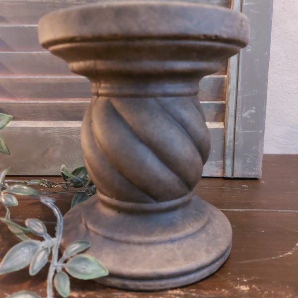 Kandelaar van aardewerk in een warm bruine kleur voor een kaars van 10 cm, uit de serie Majestic Brown van het merk Brynxz.