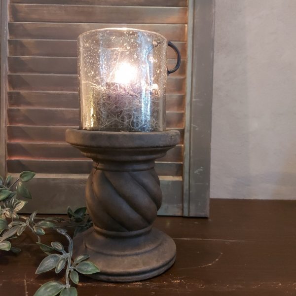 Kandelaar van aardewerk in een warm bruine kleur voor een kaars van 10 cm, uit de serie Majestic Brown van het merk Brynxz.