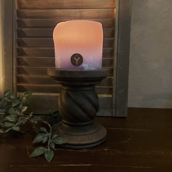 Kandelaar van aardewerk in een warm bruine kleur voor een kaars van 10 cm, uit de serie Majestic Brown van het merk Brynxz.