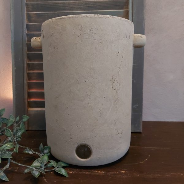 Bloempot van aardewerk in een zachte taupe kleur, van het merk Brynxz uit de serie Majestic Taupe.
