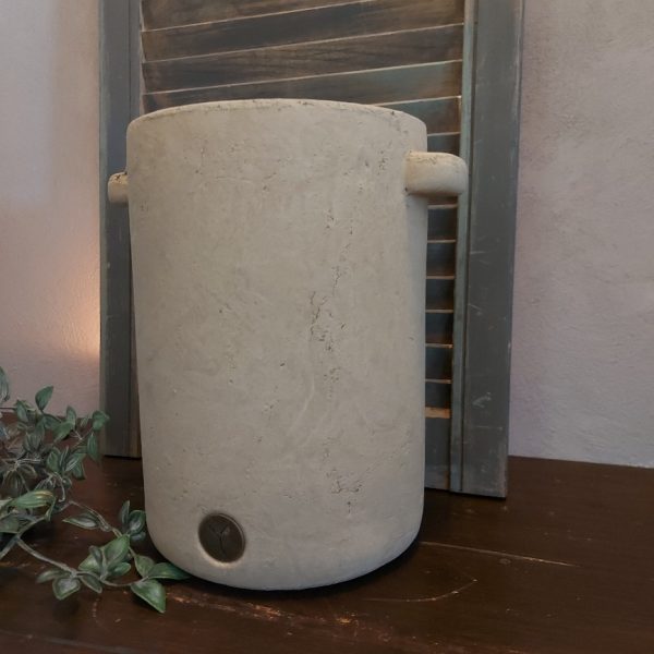 Bloempot van aardewerk in een zachte taupe kleur, van het merk Brynxz uit de serie Majestic Taupe.