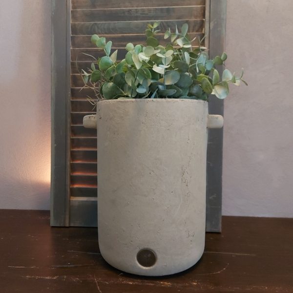 Bloempot van aardewerk in een zachte taupe kleur, van het merk Brynxz uit de serie Majestic Taupe.