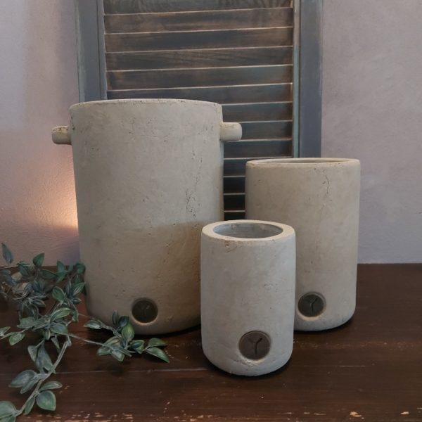 Bloempot van aardewerk in een zachte taupe kleur, van het merk Brynxz uit de serie Majestic Taupe.
