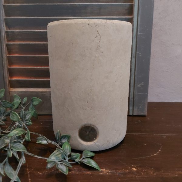 Bloempot van aardewerk in een zachte taupe kleur, van het merk Brynxz uit de serie Majestic Taupe.