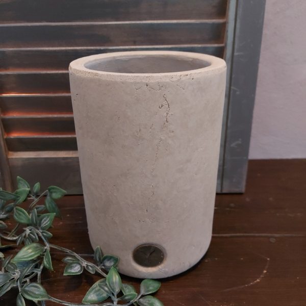 Bloempot van aardewerk in een zachte taupe kleur, van het merk Brynxz uit de serie Majestic Taupe.