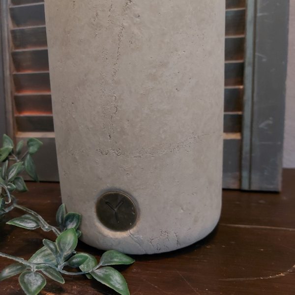 Bloempot van aardewerk in een zachte taupe kleur, van het merk Brynxz uit de serie Majestic Taupe.