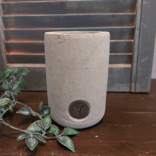 Bloempot van aardewerk in een zachte taupe kleur, van het merk Brynxz uit de serie Majestic Taupe.