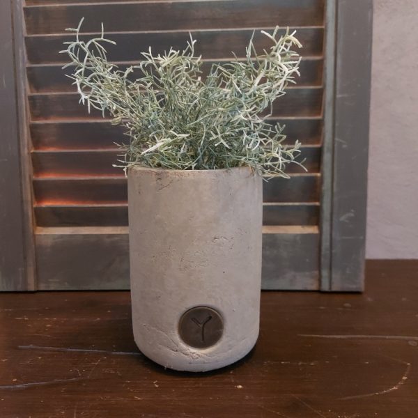 Bloempot van aardewerk in een zachte taupe kleur, van het merk Brynxz uit de serie Majestic Taupe.