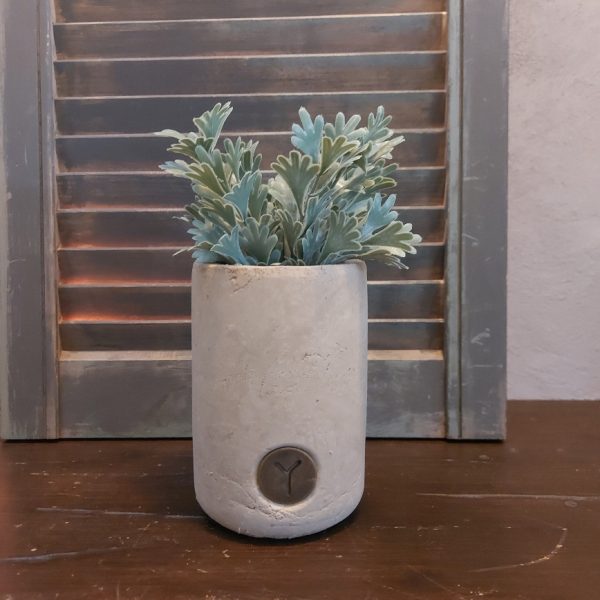 Bloempot van aardewerk in een zachte taupe kleur, van het merk Brynxz uit de serie Majestic Taupe.