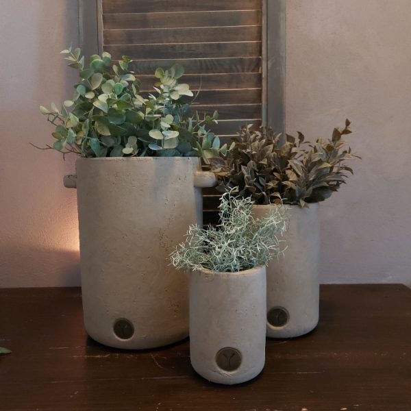 Bloempot van aardewerk in een zachte taupe kleur, van het merk Brynxz uit de serie Majestic Taupe.