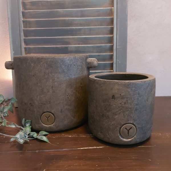 Ronde bloempot van aardewerk in een warm bruine kleur, van het merk Brynxz uit de serie Majestic Brown.