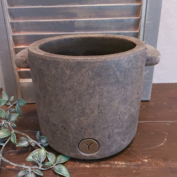 Ronde bloempot van aardewerk in een warm bruine kleur, van het merk Brynxz uit de serie Majestic Brown.