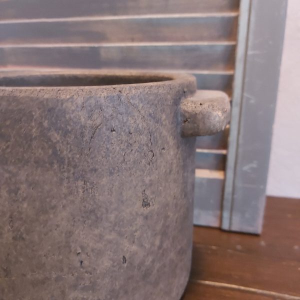 Ronde bloempot van aardewerk in een warm bruine kleur, van het merk Brynxz uit de serie Majestic Brown.