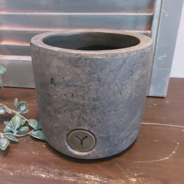 Ronde bloempot van aardewerk in een warm bruine kleur, van het merk Brynxz uit de serie Majestic Brown.