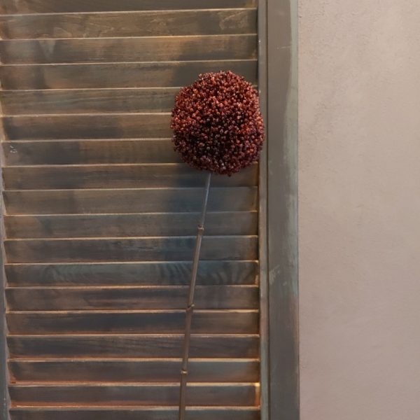 Rode sierui kunstbloem met een bloem van 10 cm doorsnede van het merk Countryfield.