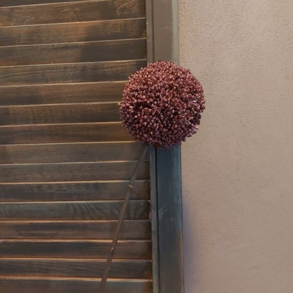 Paarse sierui kunstbloem met een bloem van 10 cm doorsnede van het merk Countryfield.