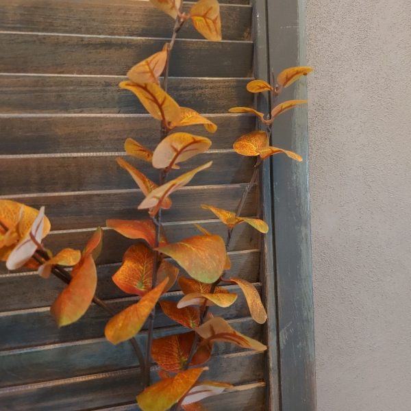 Eucalyptus kunsttak met rond blad in herfstkleuren van het merk Countryfield.
