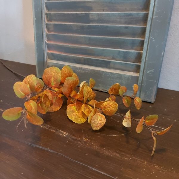 Eucalyptus kunsttak met rond blad in herfstkleuren van het merk Countryfield.