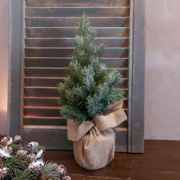 Kunstkerstboompje in een jute zak, van het merk Countryfield.