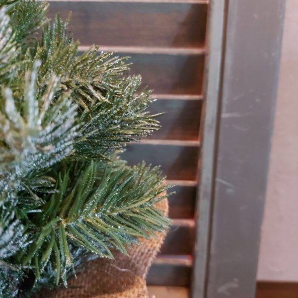 Kunstkerstboompje in een jute zak, van het merk Countryfield.