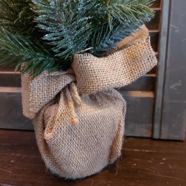 Kunstkerstboompje in een jute zak, van het merk Countryfield.
